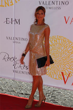 Illustration for article titled Eva Mendes + Valentino: Who Is This Classy Babe?
